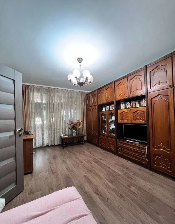 Apartament 2 camere, VITAN, bloc de 10 etaje, decomandat 