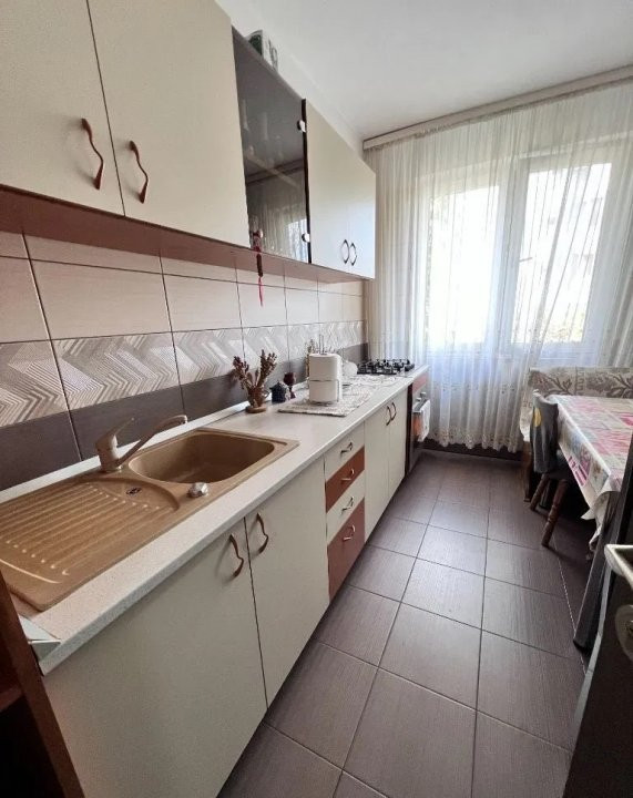 Apartament 2 camere, VITAN, bloc de 10 etaje, decomandat 
