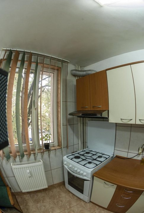 Apartament 4 camere,TITAN, suprafata 80 mp, balcon si boxa, etaj 2/4