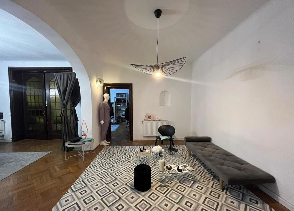 Apartament 3 camere,VICTORIEI, balcon, 2 bai, supraveghere video, 126 mp