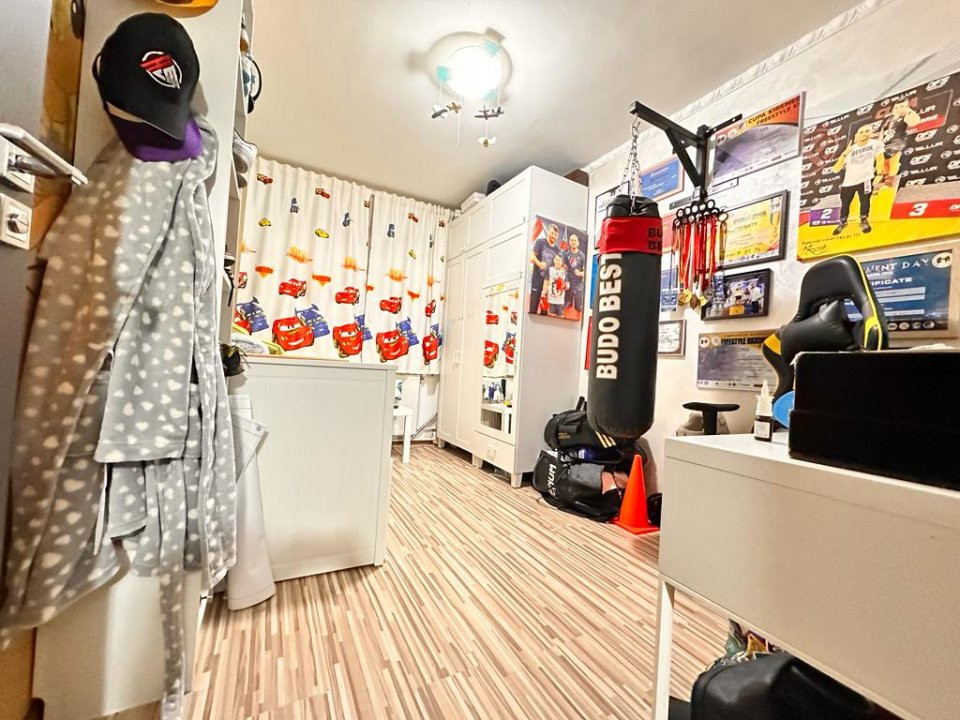 Vanzare apartament 4 camere + loc de parcare si boxa , Stefan cel Mare