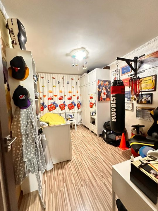 Vanzare apartament 4 camere + loc de parcare si boxa , Stefan cel Mare