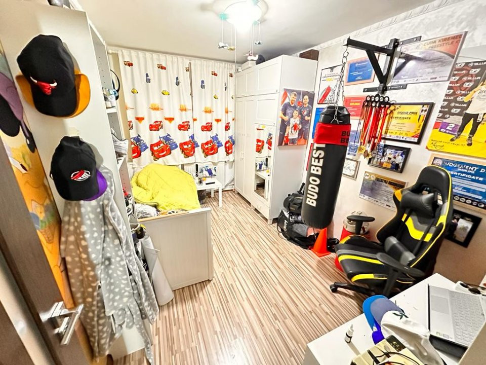 Vanzare apartament 4 camere + loc de parcare si boxa , Stefan cel Mare