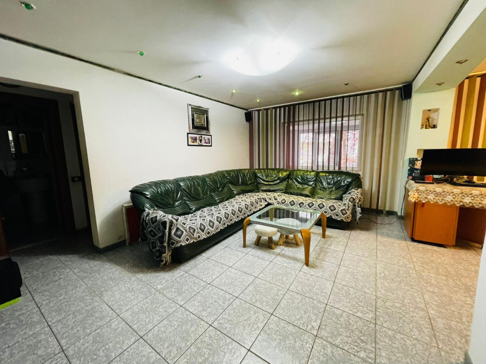 Vanzare apartament de 4 camere, centrala proprie + loc parcare, Mall Vitan