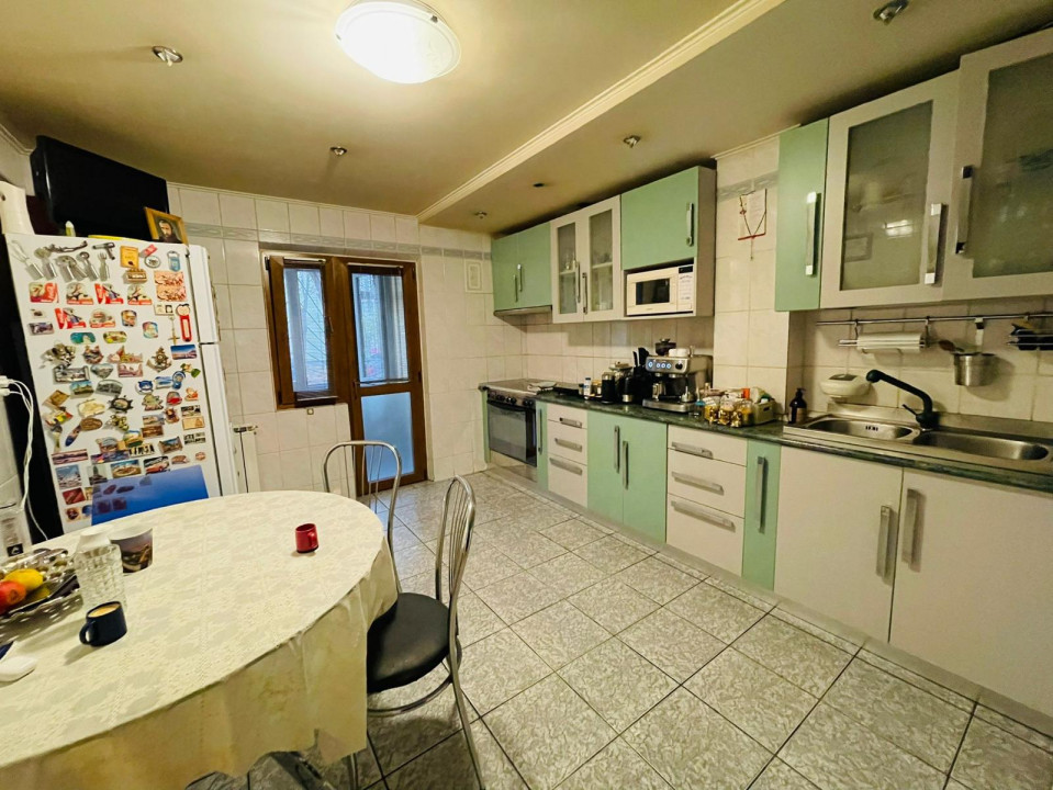 Vanzare apartament de 4 camere, centrala proprie + loc parcare, Mall Vitan