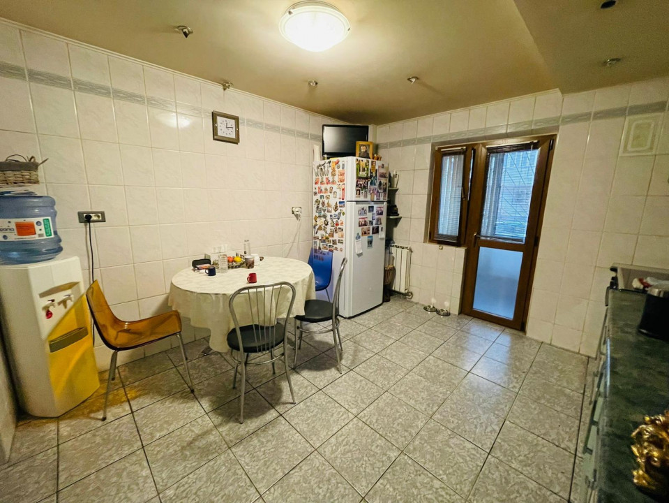 Vanzare apartament de 4 camere, centrala proprie + loc parcare, Mall Vitan