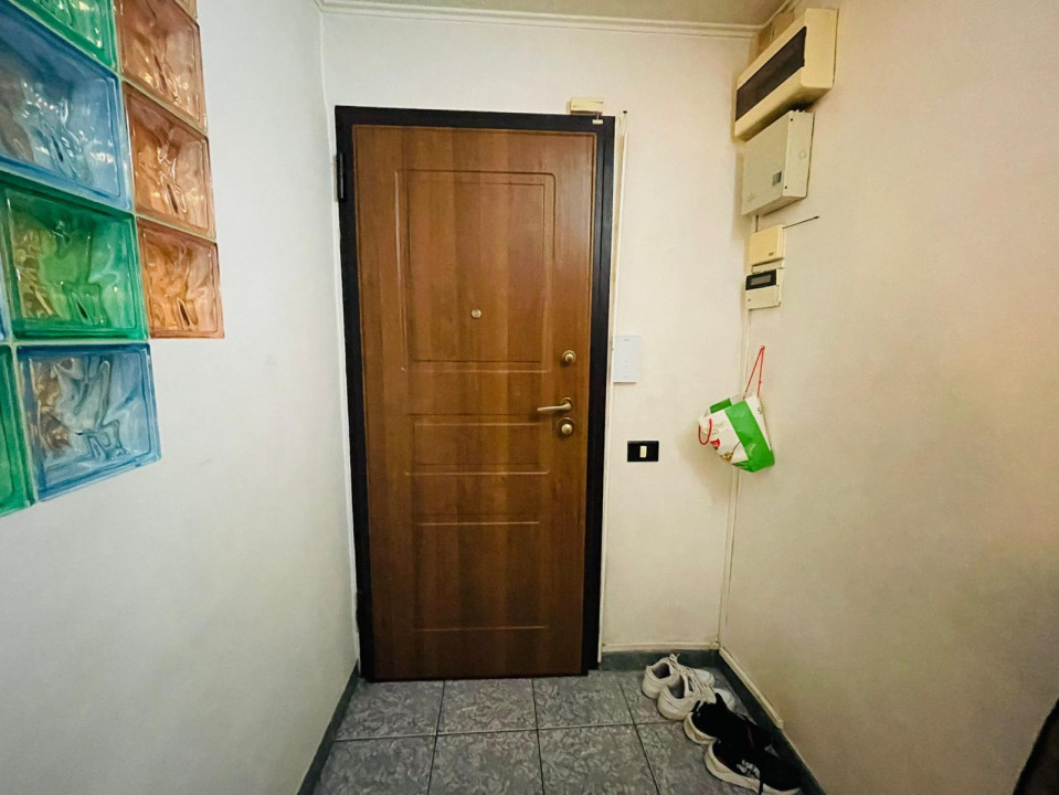 Vanzare apartament de 4 camere, centrala proprie + loc parcare, Mall Vitan