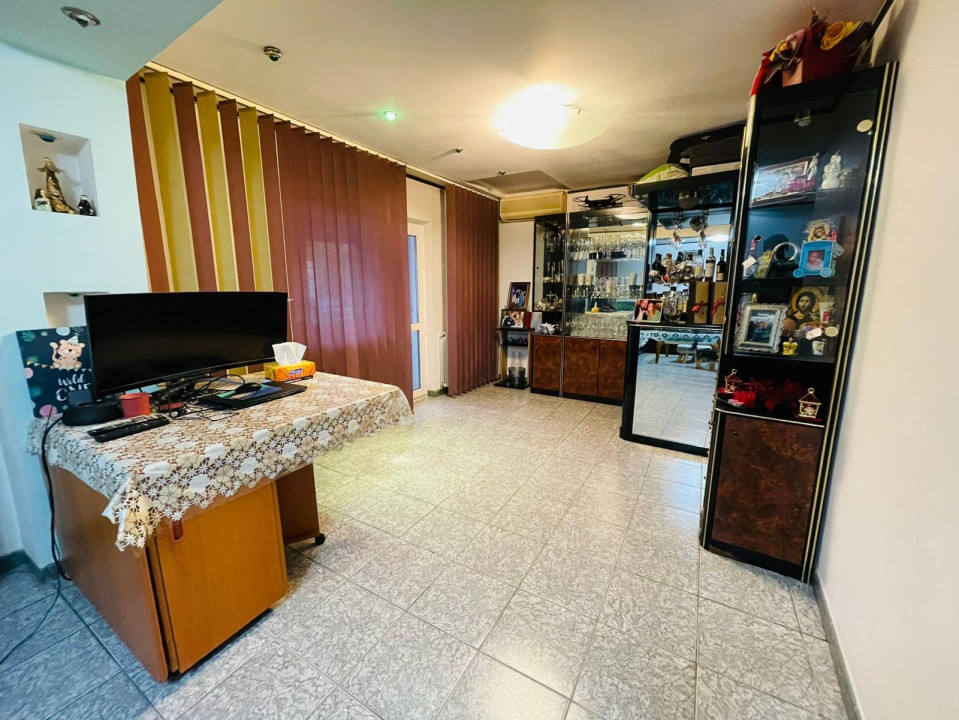 Vanzare apartament de 3 camere, centrala proprie + loc parcare, Mall Vitan