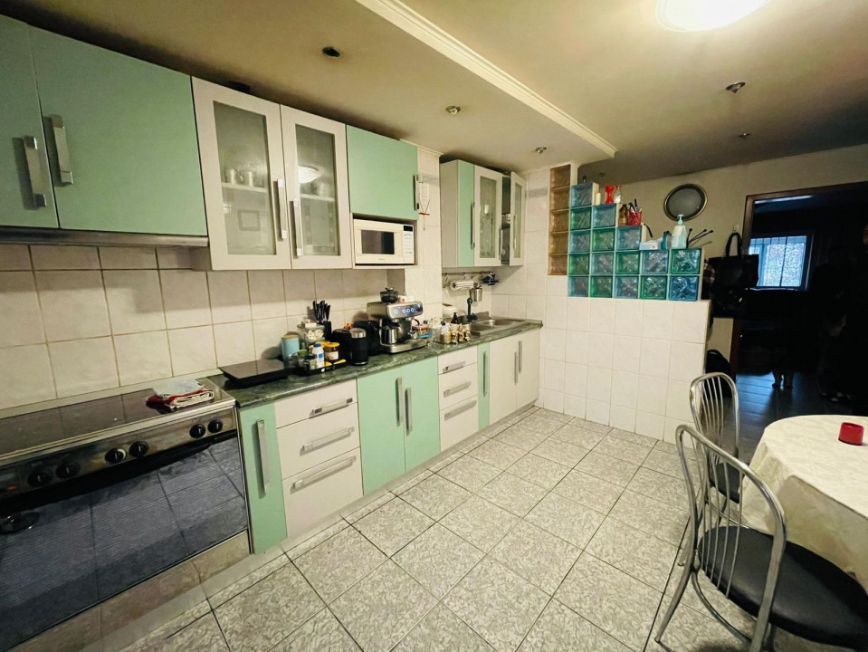 Vanzare apartament de 3 camere, centrala proprie + loc parcare, Mall Vitan