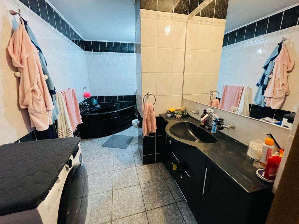 Vanzare apartament de 3 camere, centrala proprie + loc parcare, Mall Vitan