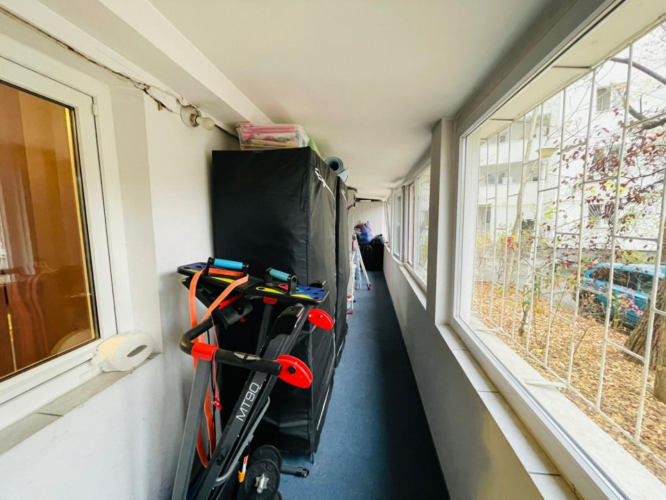 Vanzare apartament de 3 camere, centrala proprie + loc parcare, Mall Vitan