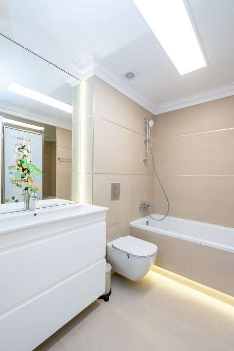 Apartament 3 camere, DOROBANTI, deosebit, etaj 4/6, an 2003