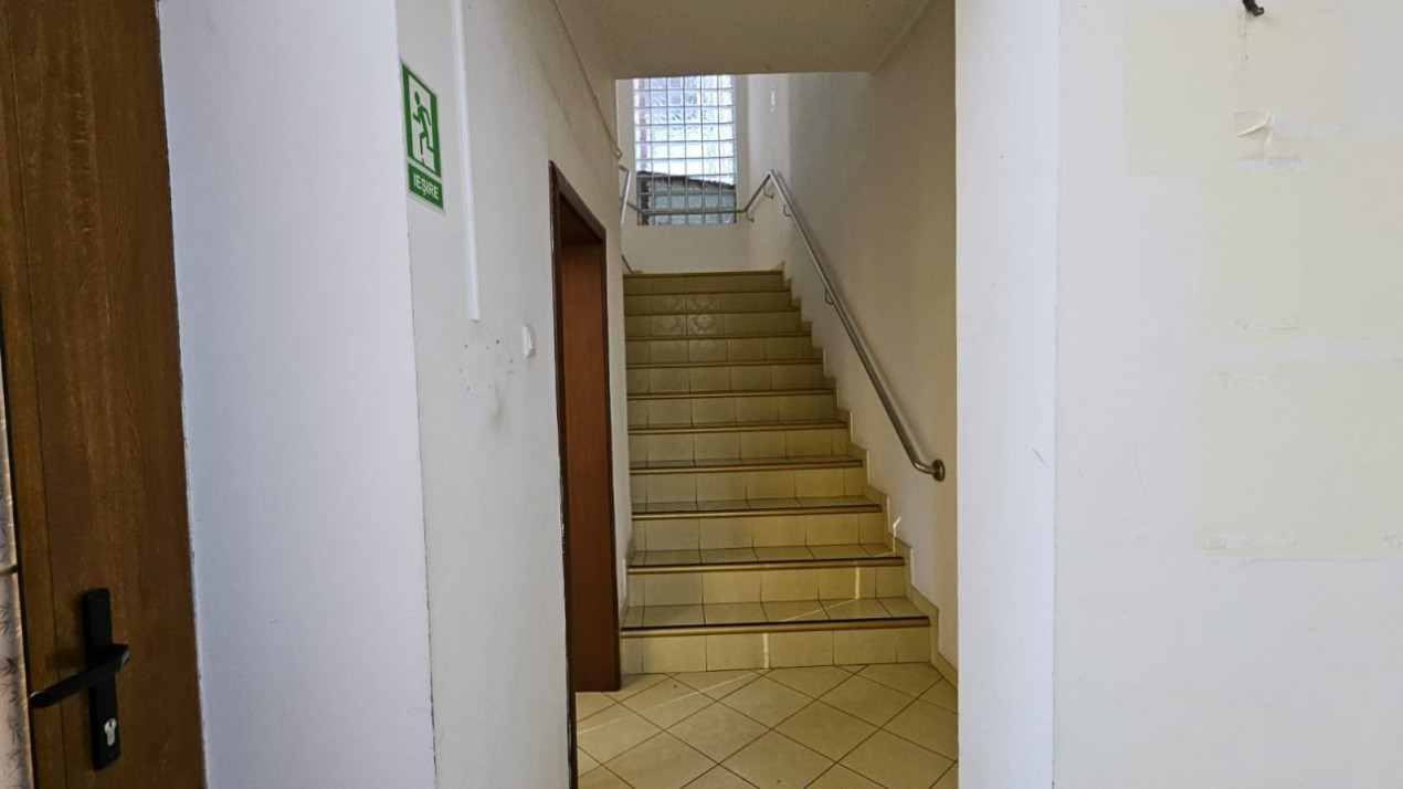 Casa cu 8 camere,DELEA VECHE, metrou, 6bai