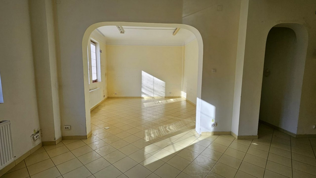 Casa cu 8 camere,DELEA VECHE, metrou, 6bai