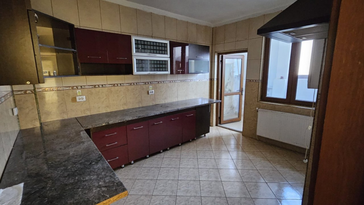 Casa cu 8 camere,DELEA VECHE, metrou, 6bai