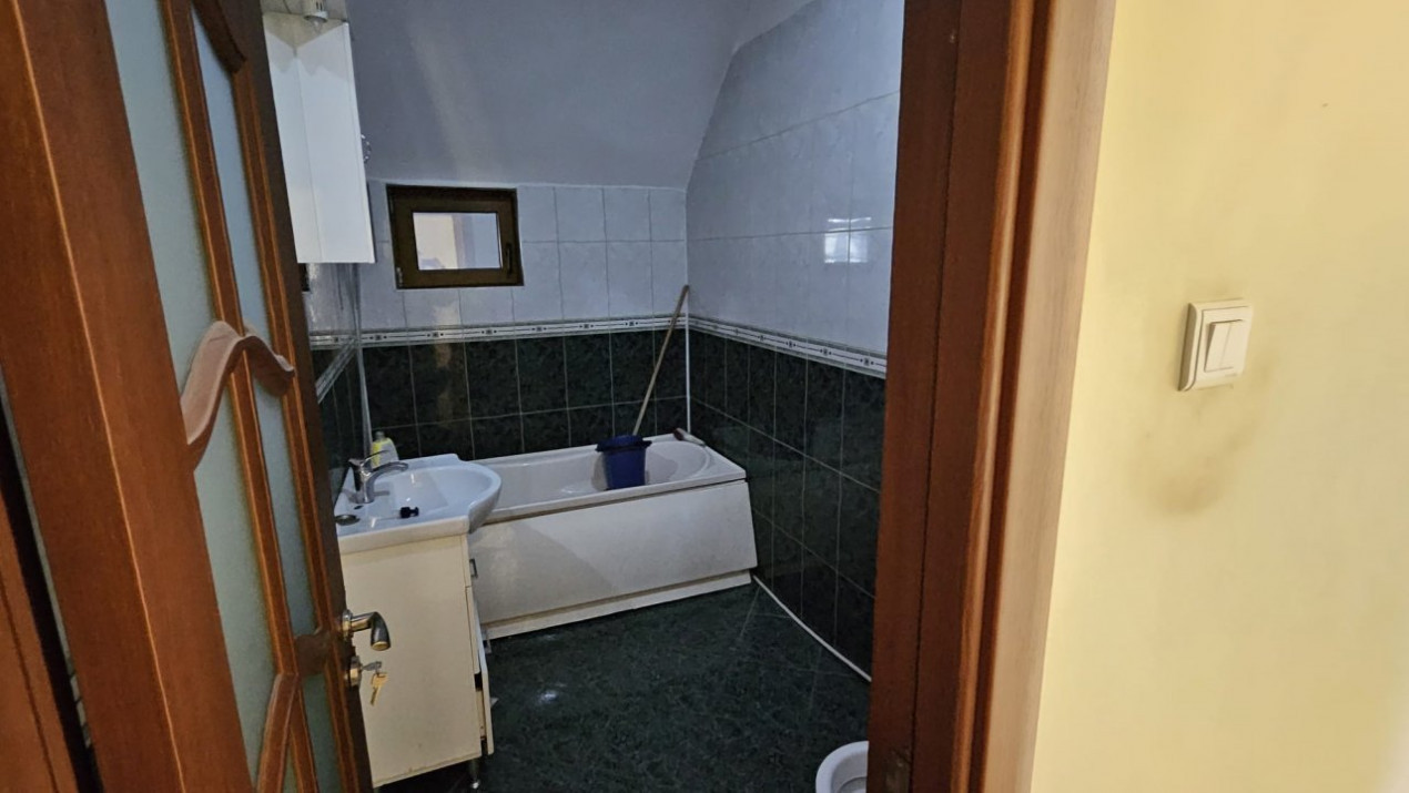 Casa cu 8 camere,DELEA VECHE, metrou, 6bai