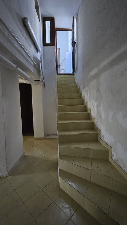 Casa cu 8 camere,DELEA VECHE, metrou, 6bai