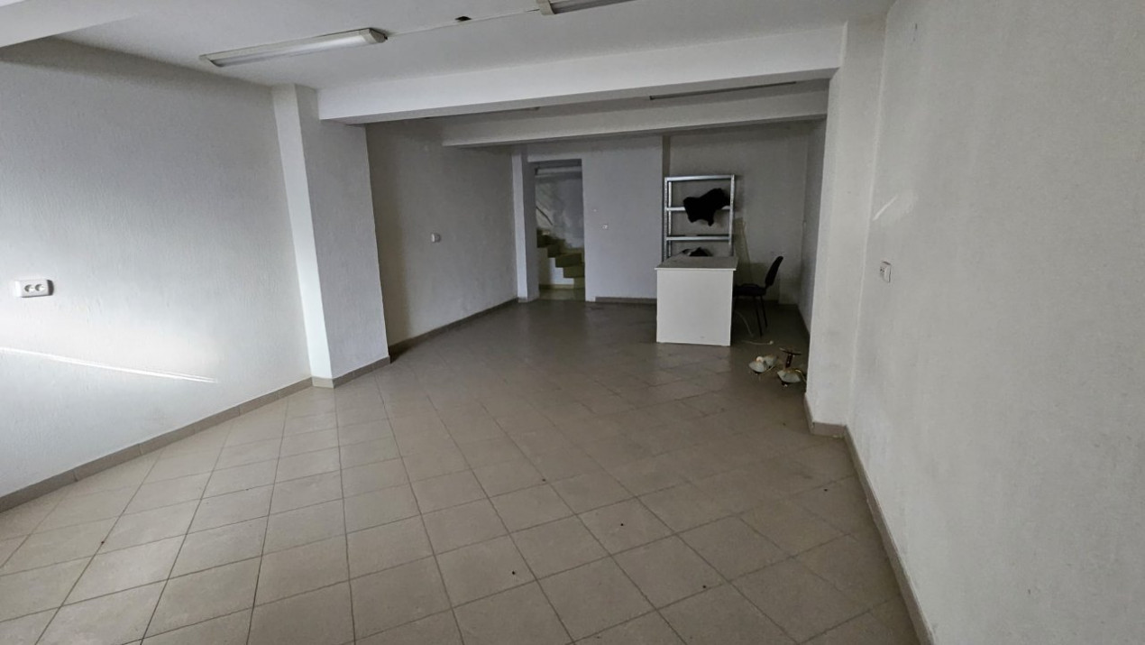 Casa cu 8 camere,DELEA VECHE, metrou, 6bai