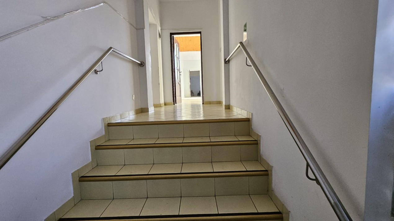 Casa cu 8 camere,DELEA VECHE, metrou, 6bai