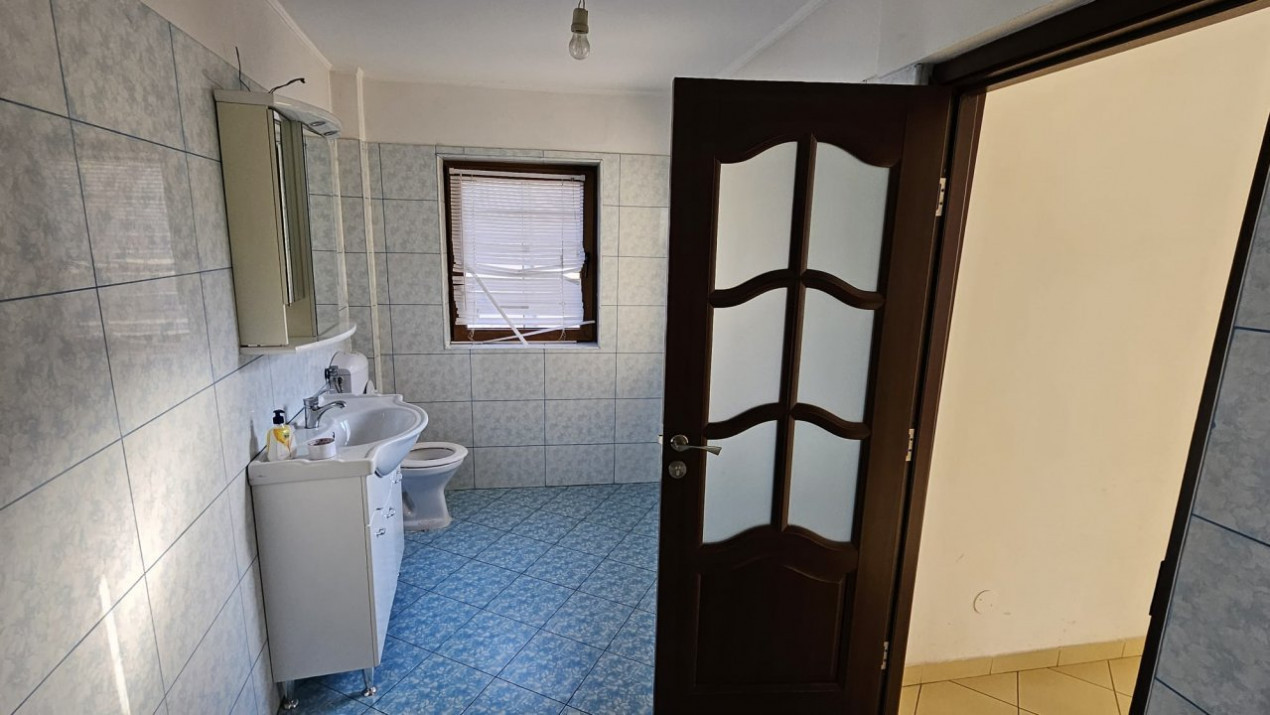 Casa cu 8 camere,DELEA VECHE, metrou, 6bai