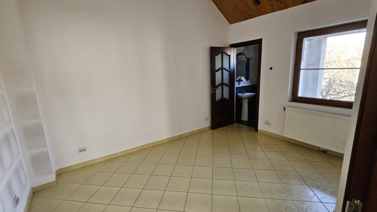 Casa cu 8 camere,DELEA VECHE, metrou, 6bai