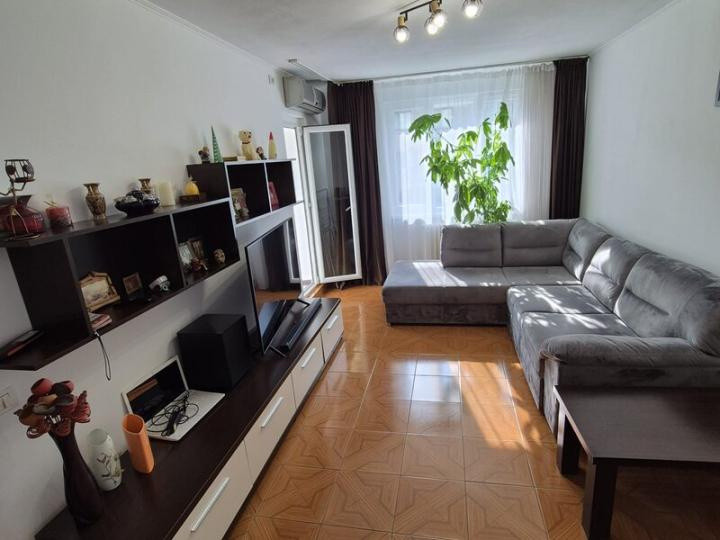 Apartament 3 camere, decomandat,  zona Dumbrava Noua