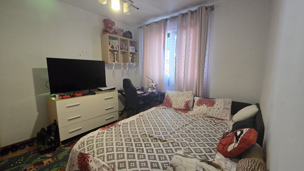Apartament 3 camere decomandat, adiacent str Moinesti, mobilat si utilat