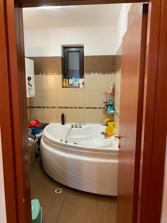 Apartament 3 camere decomandat, adiacent str Moinesti, mobilat si utilat