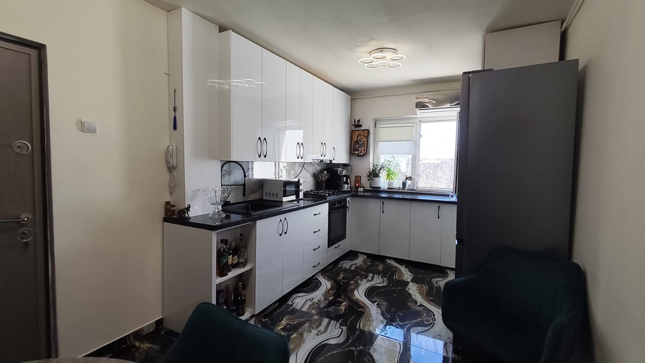 Apartament de vanzare 2 camere transformt in 3, zona linistita