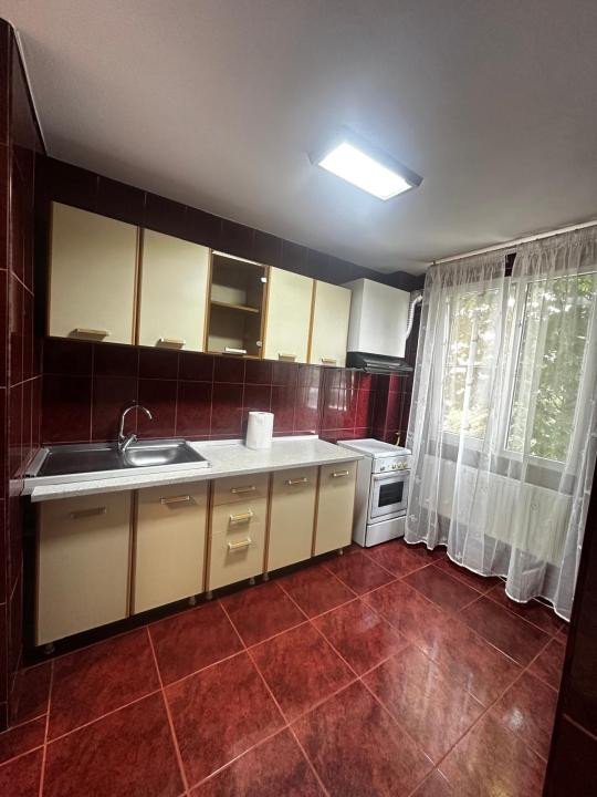 Apartament 3 camere de închiriat – Berceni, strada Almașul Mare, etaj 2/4