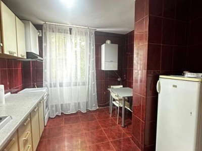 Apartament 3 camere decomandat, centrala proprie, loc de parcare