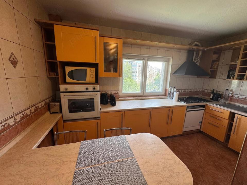 Apartament 3 Camere Decomandat, 84 mp, 2 Băi, 2 Balcoane, Bloc 1995
