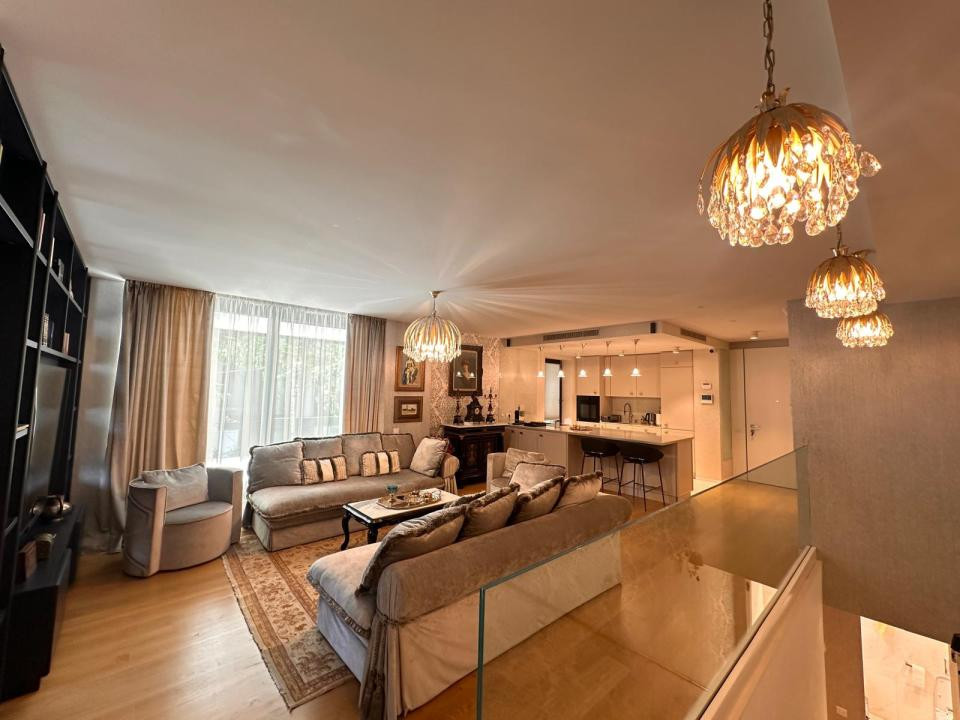 Duplex exclusivist cu grădină privată și terasă în zona Charles de Gaulle