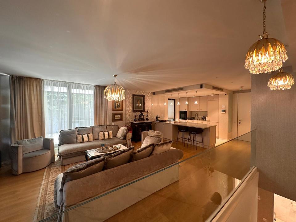 Duplex exclusivist cu grădină privată și terasă în zona Charles de Gaulle