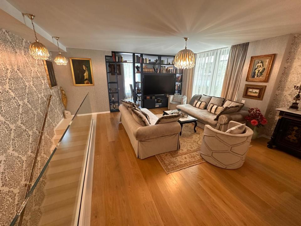 Duplex exclusivist cu grădină privată și terasă în zona Charles de Gaulle