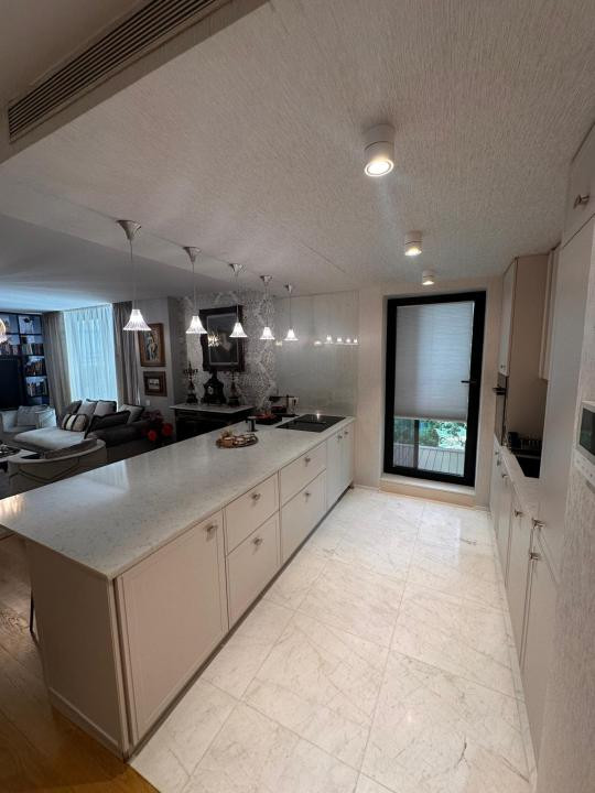 Duplex exclusivist cu grădină privată și terasă în zona Charles de Gaulle