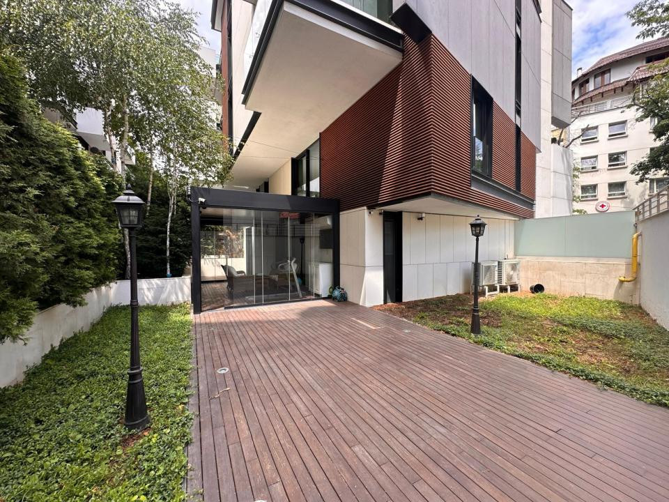 Duplex exclusivist cu grădină privată și terasă în zona Charles de Gaulle